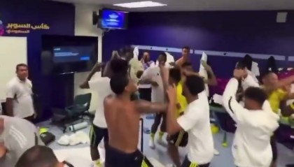 金沙官方网站-我就静静看着😎胜利更衣室激情庆祝，C罗穿着内裤跟随音乐点头