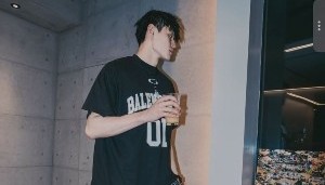 金沙官方网站-早日康复！曾凡博社媒晒出一波近照 训练时仍戴着护具