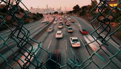 休赛期状态?快船球星莱昂纳德与孩子在包厢内 观看美职棒比赛